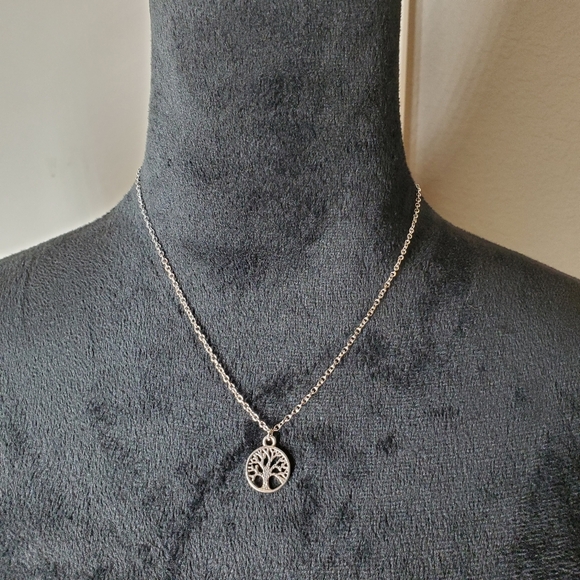 NWT Silver Tone Round Pendant Tree of Life Necklace - Picture 14 of 16